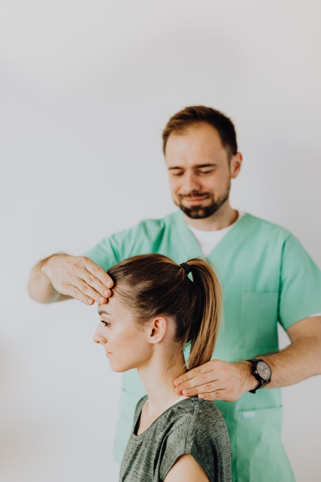 A défaut d'un professionnel, ces accessoires peuvent soulager vos douleurs cervicales